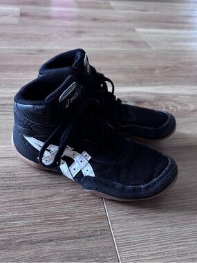 ASICS toddler size 13 black and White High-Top Athletic Shoes normal wear